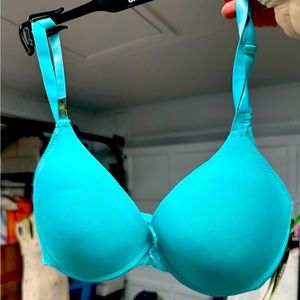 Umbro Performance Bra
turquoise patterned
Underwire
Comfort Control
Padded
$30